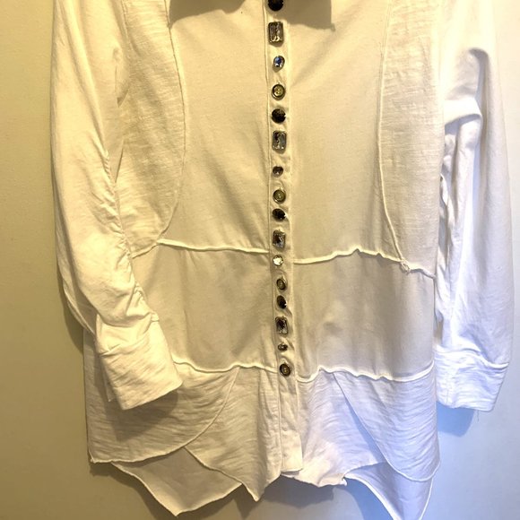 Unique long-sleeved shirt w/ scalloped hem and bling buttons (Medium) - Picture 1 of 4